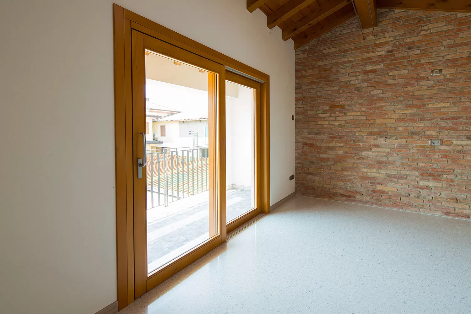 Capoia, azienda di treviso, realizza e produce serramenti su misura artigianali in legno e alluminio. Inoltre si distingue per la produzione di porte finestre, porte per interni e scuri per balconi e terrazzi